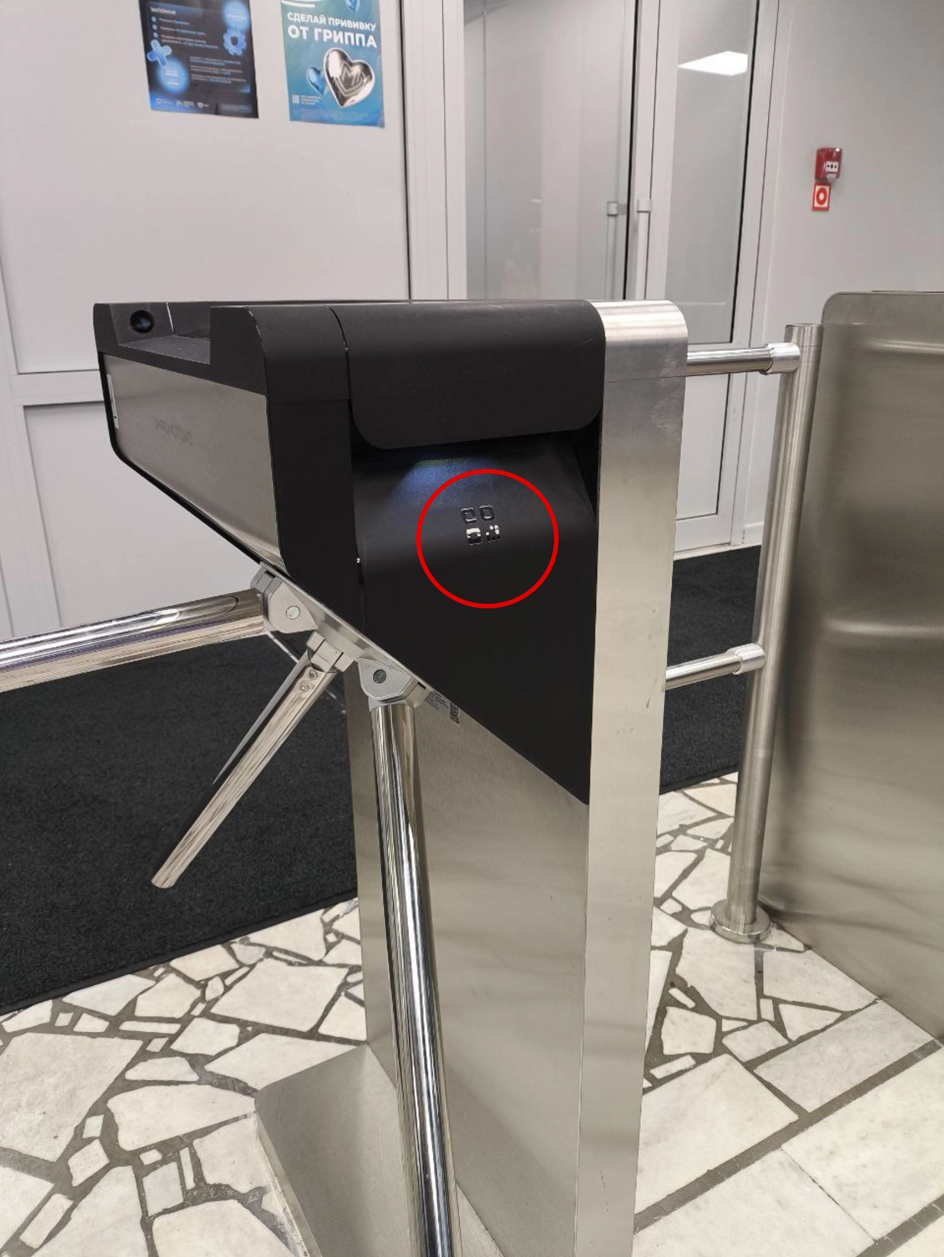 Фотография турникета с обозначенным местом для QR-кода